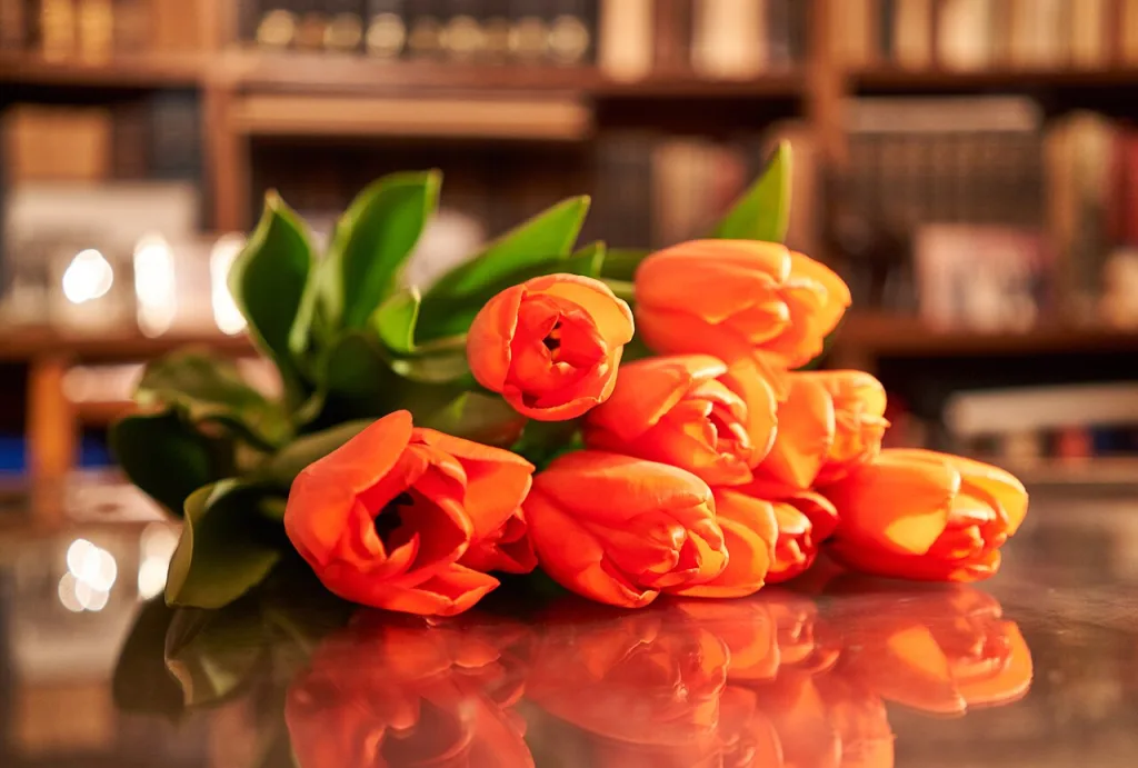 Ramo de tulipanes naranjas sobre una mesa