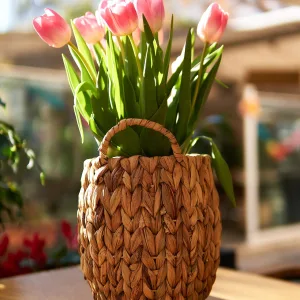 Tulipanes rosas en cesta