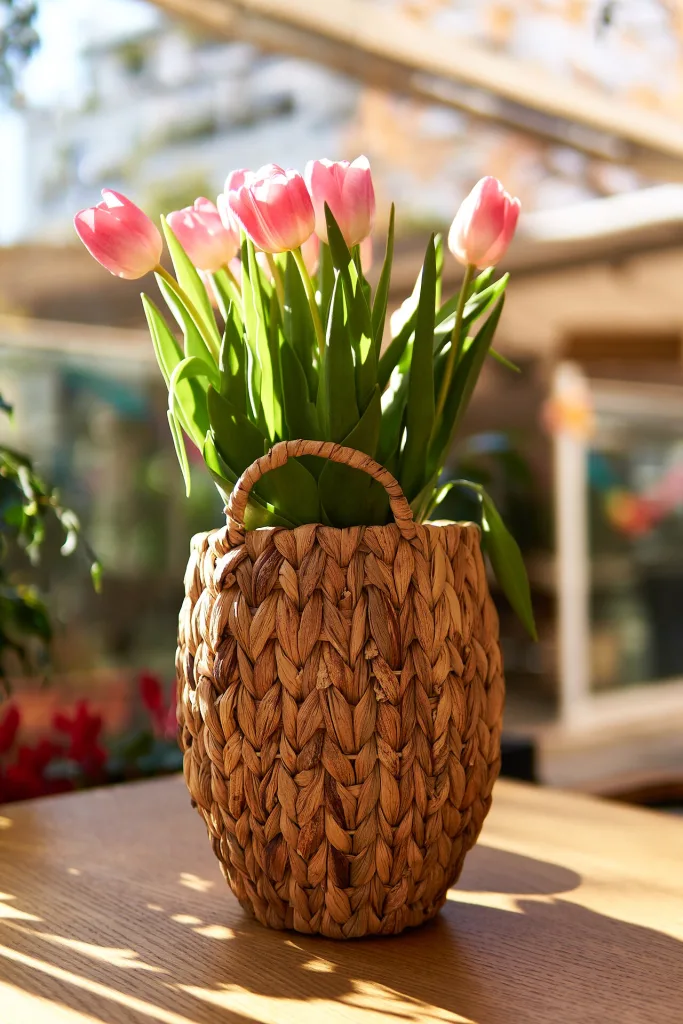 Ramo de tulipanes rosas en una cesta