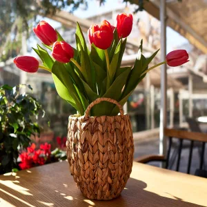 Tulipanes rojos en cesta