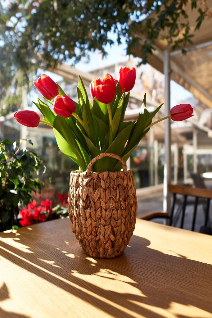 Ramo de tulipanes rojos en una cesta